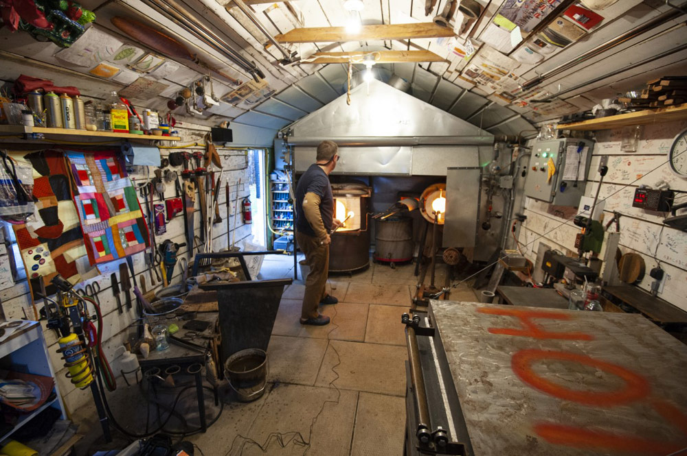 First gather of glass from the furnace